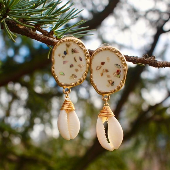 New Gold Crushed Shell Button Shell Drop Earrings - Picture 1 of 11